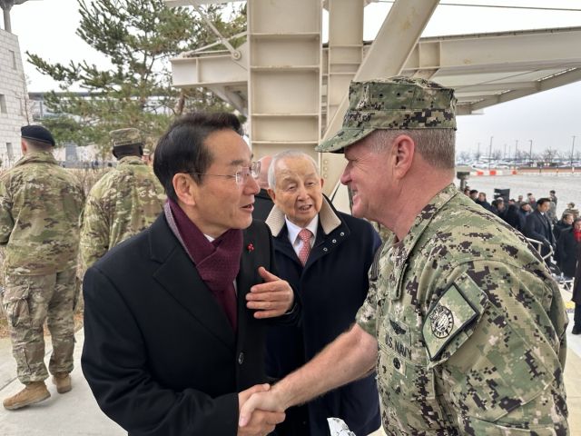 유정복 인천시장이 20일 평택 험프리스 미군기지에서 열린 주한미군 사령관 이·취임식에서 새뮤얼 파파로 미국 인도태평양사령관을 만나 내년 개최하는 인천상륙작전 기념식에 참석해 줄 것을 요청하고 있다. 인천시 제공