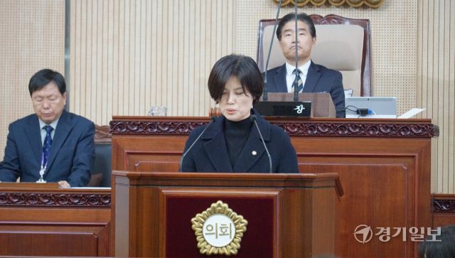 20일 열린 제290회 고양시의회 제4차 본회의에서 권선영 예결위원장(민주, 화정1·2)이 2025년도 예산안 심사결과를 설명하고 있다. 신진욱기자