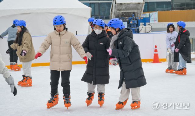 21일 오후 경기도청 북부청사 경기평화광장에 마련된 1134㎡ 규모의 스케이트장에서 시민들이 즐거운 시간을 보내고 있다. 이날 개장된 스케이트장은 오는 1월 29일까지 열리며 6세 이상 이면 누구나 예약 없이 입장료 1,000원과 장비 대여료 2,000원에 이용 가능하다. 윤원규기자