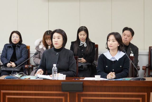 20일 오전 용인시의회 본회의장에서 열린 본회의에서 (왼쪽부터)시민 최은진씨(용인동부경찰서 녹색어머니연합회장), 손민영씨(용인서부경찰서 녹색어머니연합회장)가 진행 상황을 지켜보고 있다. 용인특례시의회 제공