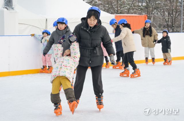 21일 오후 경기도청 북부청사 경기평화광장에 마련된 1134㎡ 규모의 스케이트장에서 시민들이 즐거운 시간을 보내고 있다. 이날 개장된 스케이트장은 오는 1월 29일까지 열리며 6세 이상 이면 누구나 예약 없이 입장료 1,000원과 장비 대여료 2,000원에 이용 가능하다. 윤원규기자