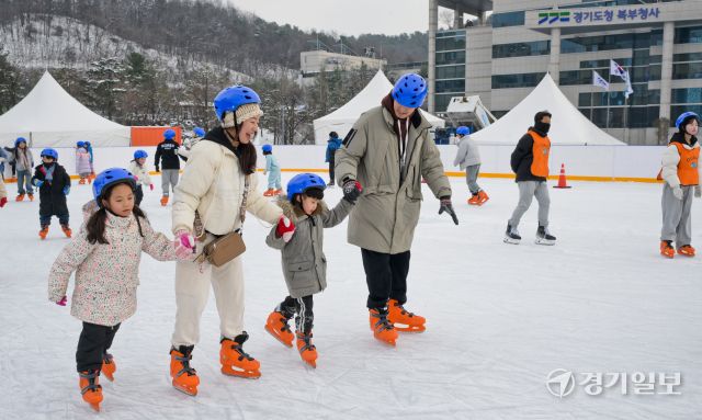 21일 오후 경기도청 북부청사 경기평화광장에 마련된 1134㎡ 규모의 스케이트장에서 시민들이 즐거운 시간을 보내고 있다. 이날 개장된 스케이트장은 오는 1월 29일까지 열리며 6세 이상 이면 누구나 예약 없이 입장료 1,000원과 장비 대여료 2,000원에 이용 가능하다. 윤원규기자