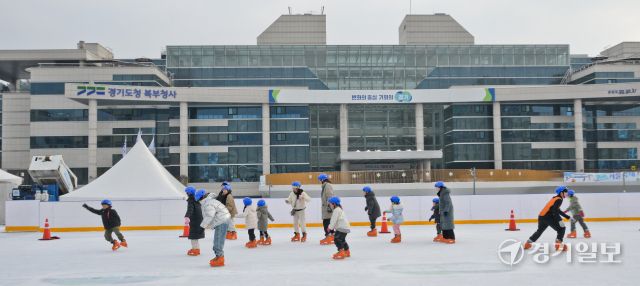 21일 오후 경기도청 북부청사 경기평화광장에 마련된 1134㎡ 규모의 스케이트장에서 시민들이 즐거운 시간을 보내고 있다. 이날 개장된 스케이트장은 오는 1월 29일까지 열리며 6세 이상 이면 누구나 예약 없이 입장료 1,000원과 장비 대여료 2,000원에 이용 가능하다. 윤원규기자