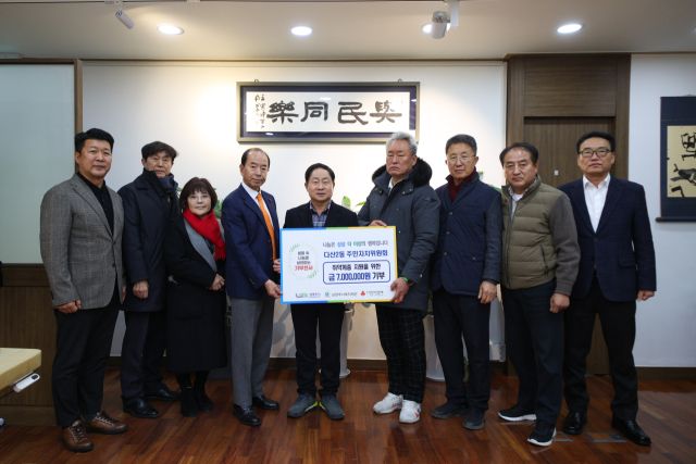 지난 20일 남양주시 시장 집무실을 방문한 다산2동 주민차치위원회 위원들이 주광덕 시장에게 복지후원금을 전달한 뒤 기념촬영을 하고 있다. 남양주시 제공