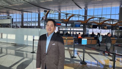 (애틀랜타=연합뉴스) 박성민 특파원 = 정용진 신세계그룹 회장이 21일(현지시간) 미국 애틀랜타 국제공항을 통해 한국으로 귀국했다. 정 회장은 지난 16일부터 도널드 트럼프 미국 대통령 당선인의 자택인 미 플로리다주 팜비치 마러라고 리조트에서 이날 오전까지 머물렀고, 트럼프 당선인과 만나 10∼15분간 대화를 나눴다고 밝혔다. 2024.12.21min22@yna.co.kr