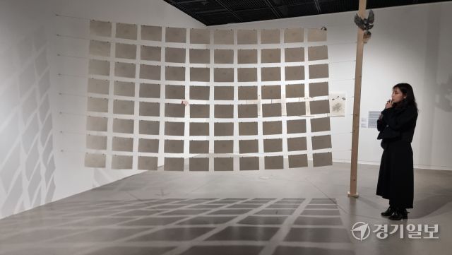 정은별 작가가 자신의 작품 ‘모퉁이 이야기’에 담긴 의미를 설명하고 있다. 이나경기자