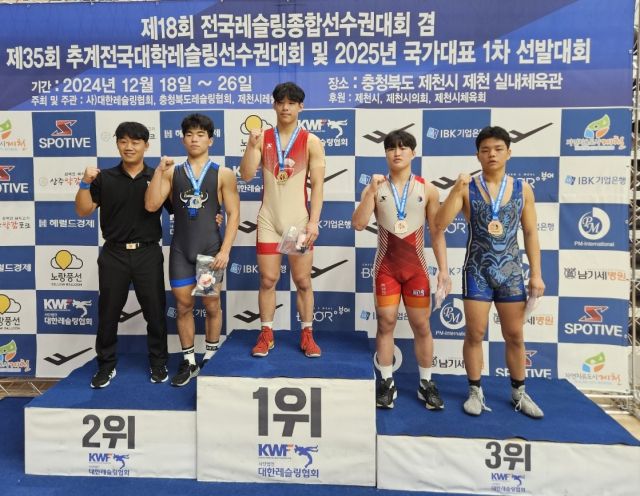 제18회 전국레슬링종합선수권대회 남고부 자유형 79㎏급서 우승한 문동주(가운데)가 시상대에 올라 기념촬영을 하고 있다.곡정고 제공