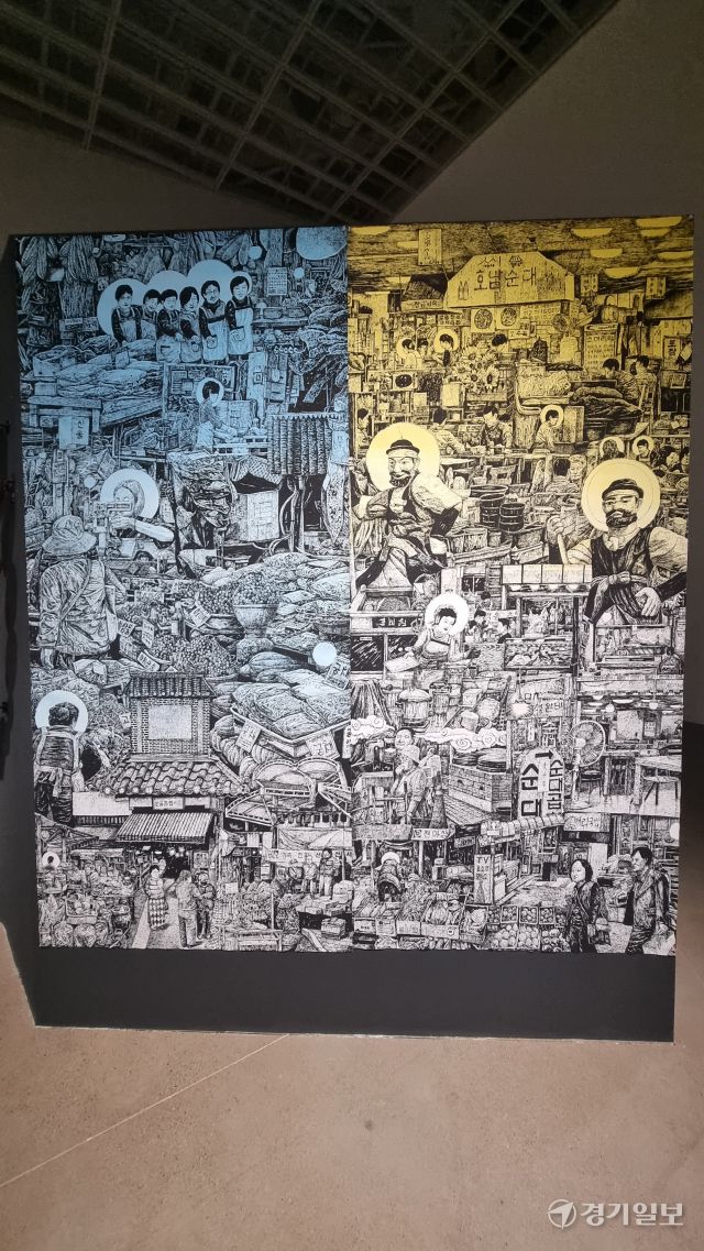 윤이도 작가의 작품 ‘주인장 어르신(神): 못골시장’ ‘주인장 어른신(神) : 지동시장’(2024). 작품을 자세히 관찰할 수록 시장의 풍경이 드러나, 작가가 숨겨놓은 의미를 찾는 재미가 있다. 이나경기자