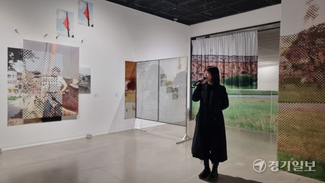 김소라 작가가 ‘서장대에 서서’, ‘서장대에 걸터 앉아서’ 등 자신의 작품에 대한 설명을 하고 있다. 이나경기자