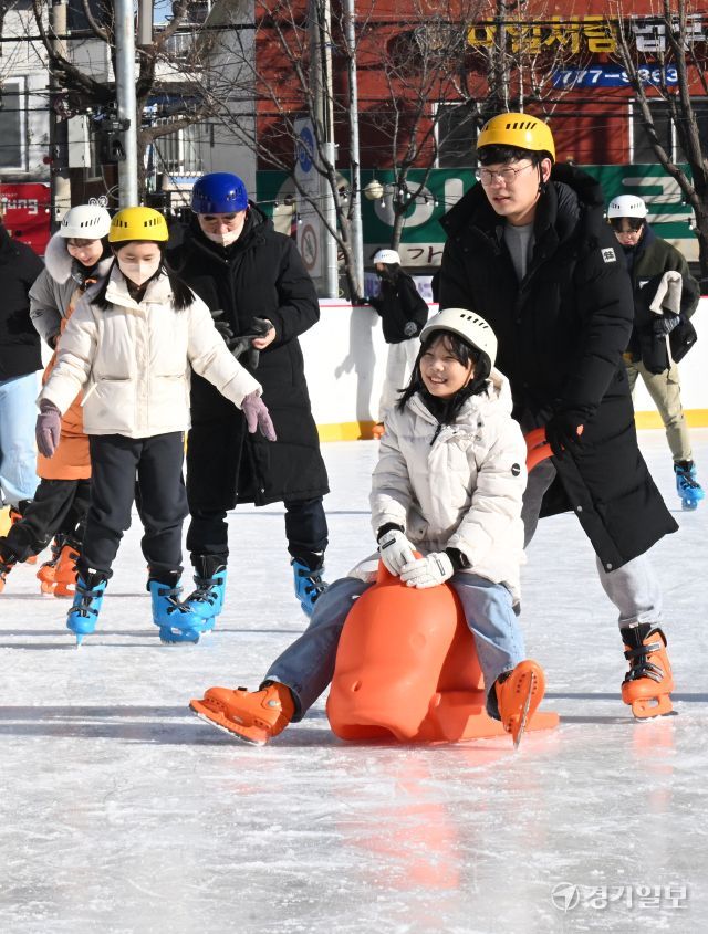 22일 인천시 동구 동인천역 북광장 화도진 스케이트장을 찾은 시민들이 스케이트를 타며 휴일을 즐기고 있다. 조병석기자