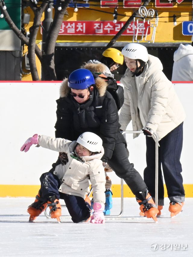 22일 인천시 동구 동인천역 북광장 화도진 스케이트장을 찾은 시민들이 스케이트를 타며 휴일을 즐기고 있다. 조병석기자