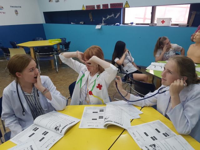 인천 영어마을에서 수업을 받는 외국인 학생들이 쉬는 시간 장난을 치고 있다. 인천 영어마을 제공