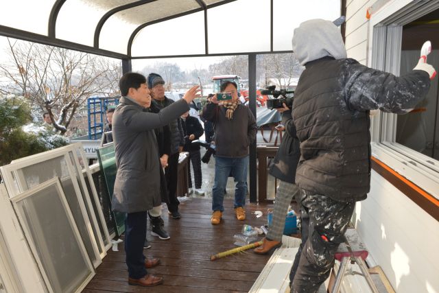 박용철 강화군수가 지난 21일 북한 소음방송으로 피해를 입고 있는 송해면 당산리 마을을 방문해 현장을 둘러보고 있다. 강화군청 제공