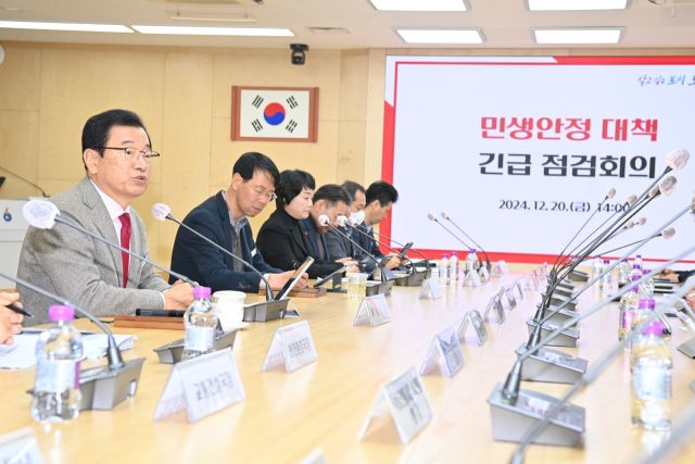 이현재 하남시장이 회의실에서 민생경제 회복 재정 375억원 신속집행 등 민생안정 특별대책을 발표하고 있다. 하남시 제공