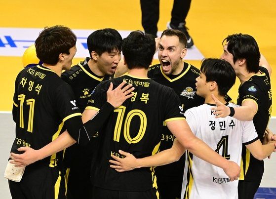 22일 의정부 경민대 체육관에서 열린 수원 한국전력과 V리그 3라운드 홈 경기에서 득점 후 기뻐하고 있는 의정부 KB손해보험 선수들.한국배구연맹 제공