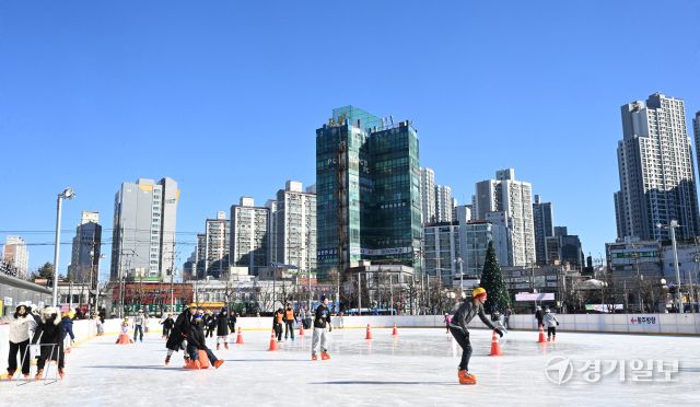 22일 인천시 동구 동인천역 북광장 화도진 스케이트장을 찾은 시민들이 스케이트를 타며 휴일을 즐기고 있다. 조병석기자