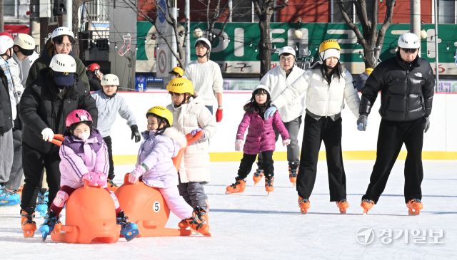 22일 인천시 동구 동인천역 북광장 화도진 스케이트장을 찾은 시민들이 스케이트를 타며 휴일을 즐기고 있다. 조병석기자