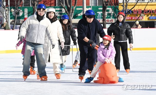 22일 인천시 동구 동인천역 북광장 화도진 스케이트장을 찾은 시민들이 스케이트를 타며 휴일을 즐기고 있다. 조병석기자