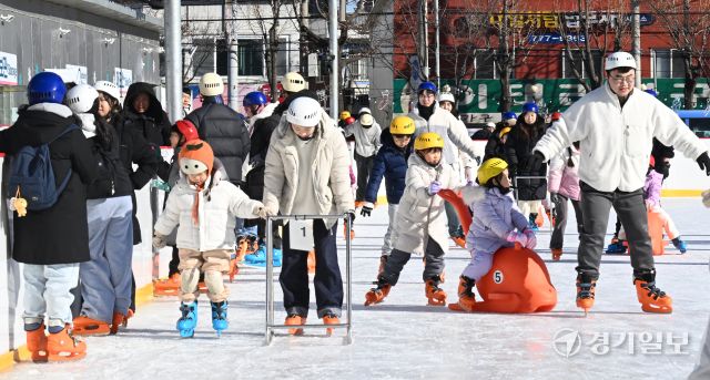 22일 인천시 동구 동인천역 북광장 화도진 스케이트장을 찾은 시민들이 스케이트를 타며 휴일을 즐기고 있다. 조병석기자