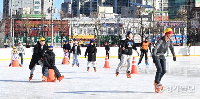 22일 인천시 동구 동인천역 북광장 화도진 스케이트장을 찾은 시민들이 스케이트를 타며 휴일을 즐기고 있다. 조병석기자