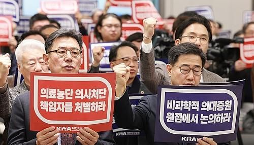 박형욱 대한의사협회(의협) 비상대책위원장(오른쪽) 등 참석자들이 22일 오후 서울 용산구 의협회관에서 열린 전국의사대표자대회에 참석해 구호를 외치고 있다. 연합뉴스