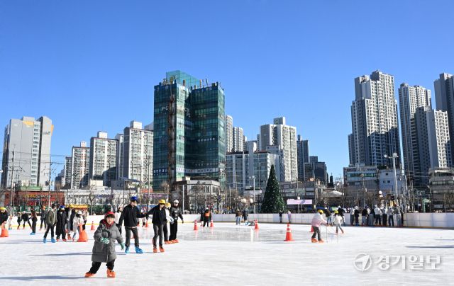 22일 인천시 동구 동인천역 북광장 화도진 스케이트장을 찾은 시민들이 스케이트를 타며 휴일을 즐기고 있다. 조병석기자