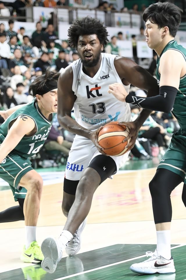 22일 원주종합체육관에서 열린 ‘2024-2025 KCC 프로농구’ 원주 DB와 3라운드 경기에서 수원 KT 소닉붐의 레이션 해먼즈가 드리블 하고 있다.KBL 제공