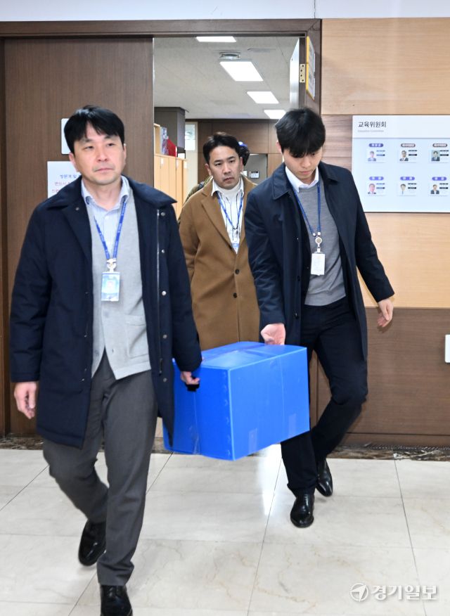 '인천시의원 전자칠판 리베이트 사건'을 수사중인 경찰이 23일 인천시의회에서 불구속 입건된 시의원 2명의 사무실에 대한 수색을 마치고 압수품이 든 상자들 가져나고 있다. 조병석기자