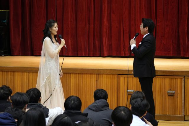지난 17일 김포 운양고등학교에서 열린 ‘제24회 성정청소년 열린음악회’에서 소프라노 강이슬과 테너 구본진이 듀엣 무대를 선보이고 있다. 성정문화재단 제공