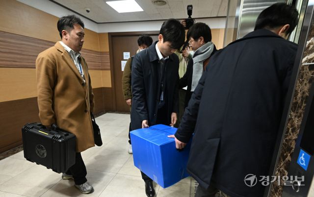 '인천시의원 전자칠판 리베이트 사건'을 수사중인 경찰이 23일 인천시의회에서 불구속 입건된 시의원 2명의 사무실에 대한 수색을 마치고 압수품이 든 상자들 가져나고 있다. 조병석기자