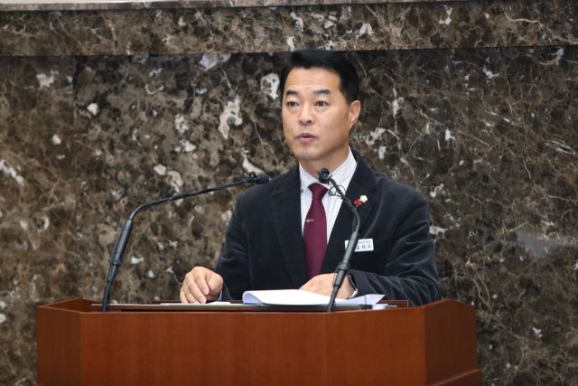 이천시의회 김재국 시의원이 관내 악취 저감을 위해 하수처리장 지하화와 악취 저감을 위한 컨설팅 등에 대한 5분 발언을 하고 있다. 이천시의회 제공