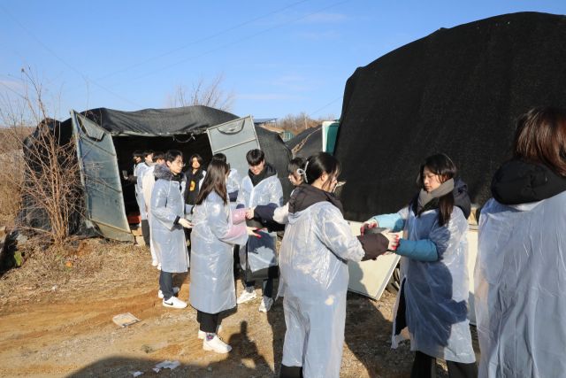 천만장학회 장학생들이 23일 광명종합사회복지관과 함께 광명시 학온동 에너지취약계층을 대상으로 연탄 배달 봉사활동에 나서고 있다. 삼천리 제공