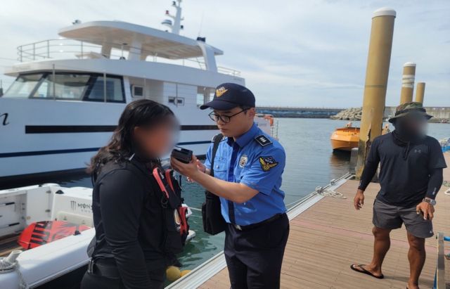 해양경찰이 낚시어선 출항 전 음주측정을 하고 있다. 해양경찰청제공