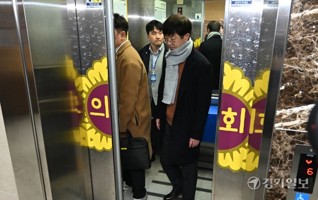 '인천시의원 전자칠판 리베이트 사건'을 수사중인 경찰이 23일 인천시의회에서 불구속 입건된 시의원 2명의 사무실에 대한 수색을 마치고 압수품이 든 상자들 가져나고 있다. 조병석기자