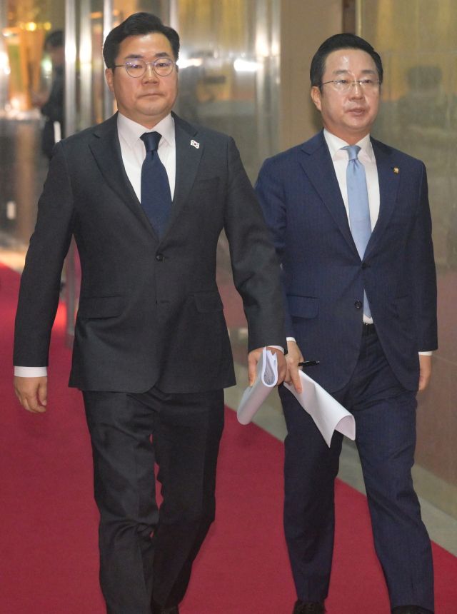 더불어민주당 박찬대 원내대표, 박성준 원내수석부대표(왼쪽부터)가 23일 국회의장실로 이동하고 있다.조주현기자