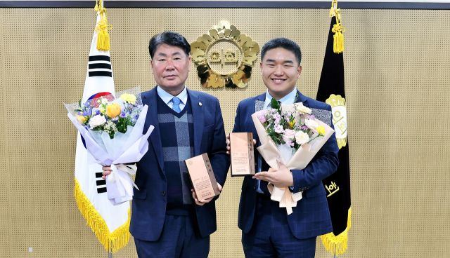 의왕시의회 서창수 의원(왼쪽)과 한채훈 의원이 의정활동 우수의원으로 선정돼 표창패를 받은 뒤 기념사진을 찍고 있다. 의왕시의회 제공