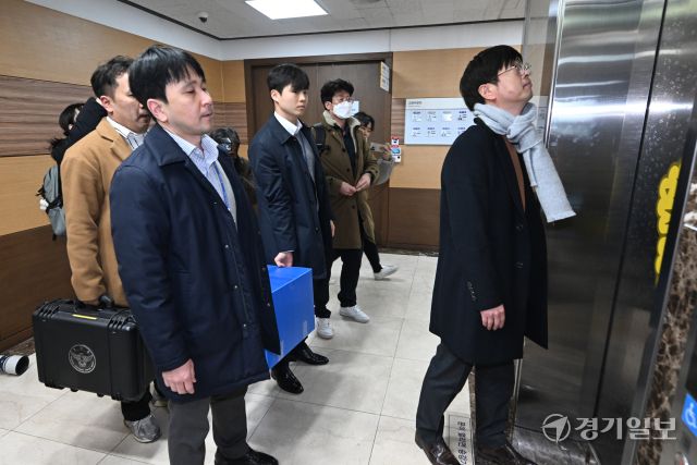 '인천시의원 전자칠판 리베이트 사건'을 수사중인 경찰이 23일 인천시의회에서 불구속 입건된 시의원 2명의 사무실에 대한 수색을 마치고 압수품이 든 상자들 가져나고 있다. 조병석기자