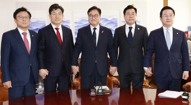 탄핵 정국 속 민생과 안보 문제를 논의할 ‘여야정 협의체’가 26일 출범한다. 국민의힘 박형수 원내수석 부대표, 권성동 당대표 권한대행, 우원식 국회의장, 더불어민주당 박찬대 원내대표, 박성준 원내수석부대표(왼쪽부터)가 23일 국회의장실에서 회동을 갖고 기념촬영을 하고 있다.