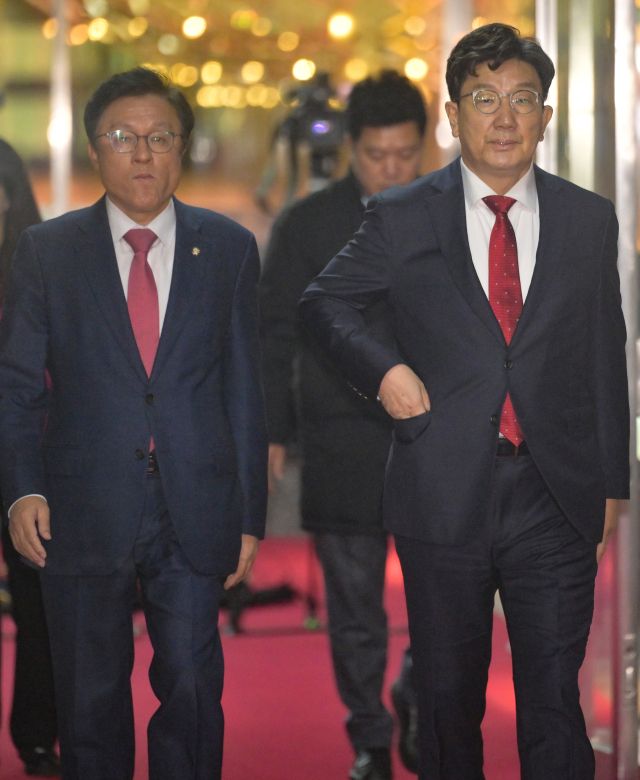 국민의힘 박형수 원내수석 부대표, 권성동 당대표 권한대행 23일 국회의장실로 이동하고 있다.조주현기자