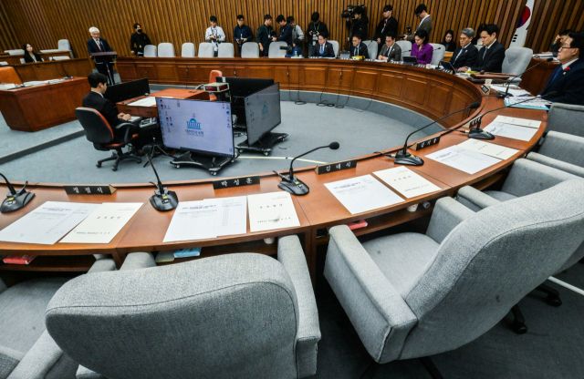 국회가 헌법재판관 후보에 대한 인사청문 절차에 돌입하면서 여야 간 수싸움이 시작됐다. 23일 오전 마은혁 헌법재판관 후보자에 대한 국회 인사청문회장 여당 위원석이 비어있다.조주현기자