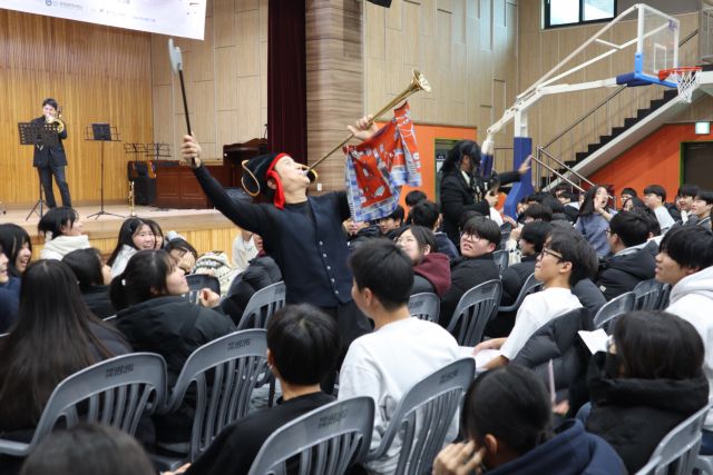 지난 17일 김포 운양고등학교에서 열린 ‘제24회 성정청소년 열린음악회’에서 라온브라스 앙상블이 무대를 선보이고 있다. 성정문화재단 제공