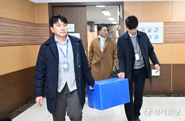 경찰이 23일 ‘전자칠판 납품 리베이트 의혹’과 관련 인천 남동구 인천시의회 교육위원회에서 압수수색을 한 뒤, 압수물이 든 상자를 들고 나오고 있다. 조병석기자