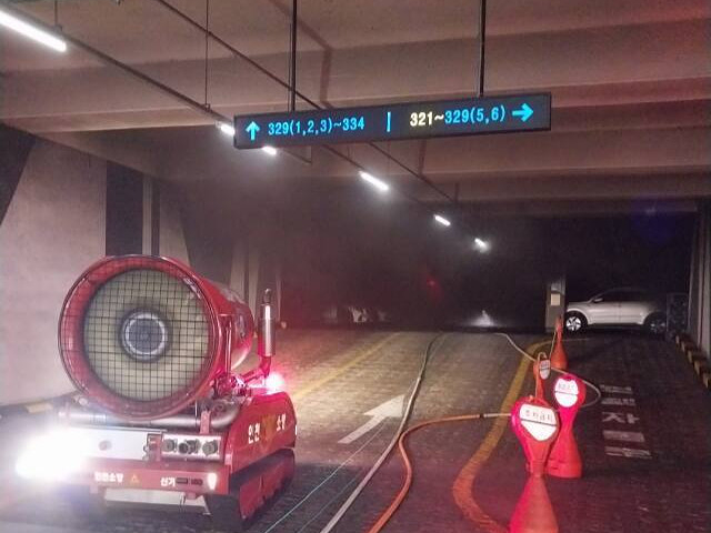 지난 8월 인천 서구 청라동 아파트 지하 주차장 화재 당시 궤도형 배연 로봇이 연기를 빼내고 있다. 사진은 기사 본문과 구체적인 관련 없음. 인천소방본부 제공