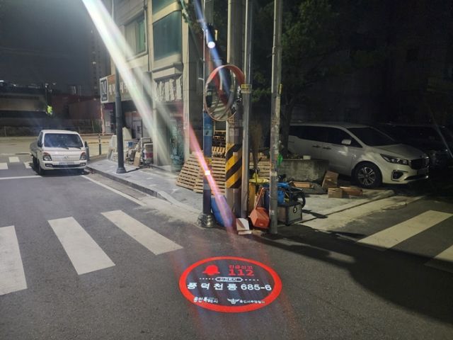 용인특례시 수지구 풍덕천동 다세대주택 밀집지역에 조성된 주민안심마을 로고젝터 전경. 용인특례시 제공