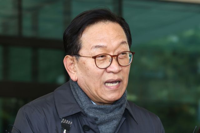 석동현 변호사가 지난 19일 오후 서울 서초구 서울고등검찰청 앞에서 입장을 표명하고 있다. 연합뉴스