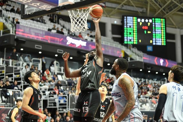24일 수원 KT아레나에서 열린 ‘2024-2025 KCC 프로농구’ 울산 현대모비스전에서 수원 KT 소닉붐의 레이션 해먼즈가 골밑 슛을 쏘고 있다.KBL 제공