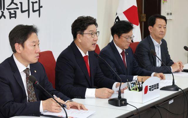 권성동 국민의힘 대표 권한대행 겸 원내대표(왼쪽 두번째)가 24일 오후 국회에서 현안관련 기자간담회를 열고 발언하고 있다. 연합뉴스