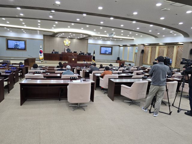 수원시의회 민주당, 진보당이 24일 국민의힘 시의원이 참여하지 않은 가운데 원포인트 임시회를 열고 헌법재판소의 조속한 윤석열 대통령 탄핵 인용 촉구 결의안을 의결하고 있다. 황호영기자