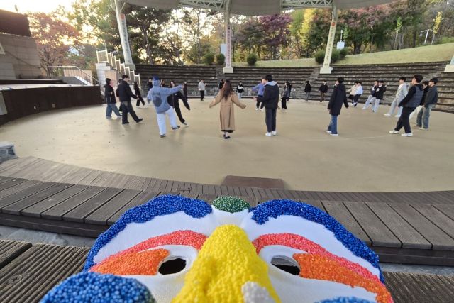 양주학 강좌로 양주별산대 놀이마당에서 진행된 수업에서 별산대놀이 과정을 익히는 학생들. 경동대 제공