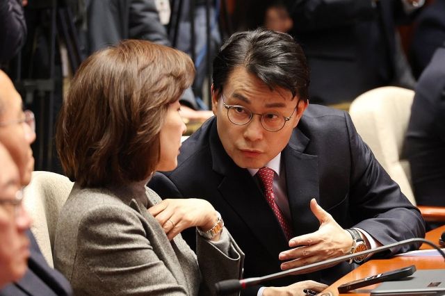 국민의힘 윤상현(오른쪽)·나경원 의원이 24일 오전 국회에서 열린 의원총회에서 대화하고 있다. 연합뉴스